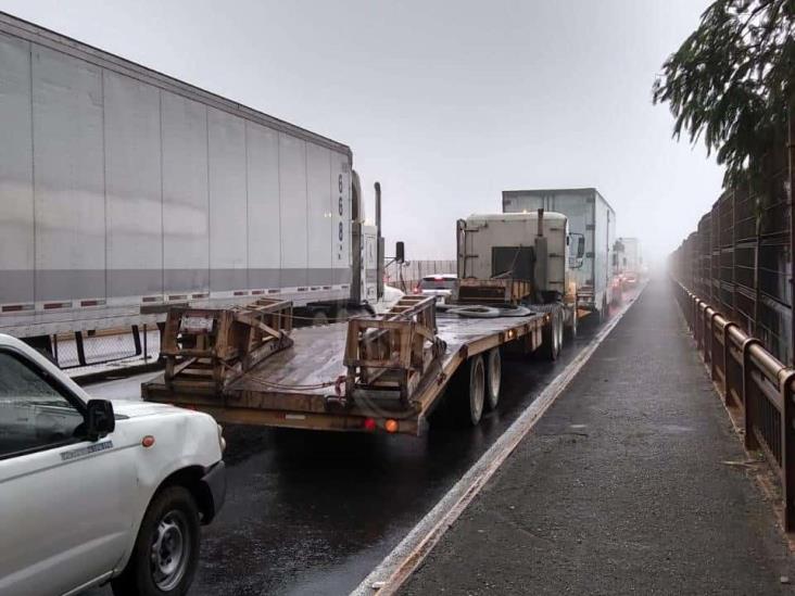 Lluvias y niebla provocan carambola en puente Metlác