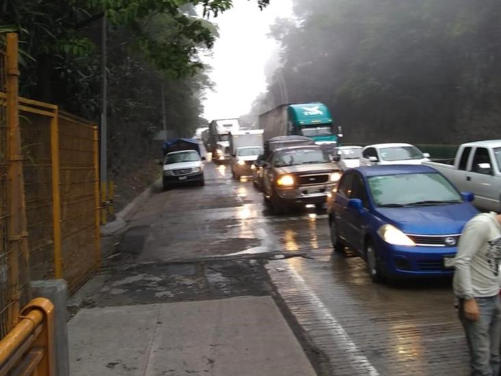 Lluvias y niebla provocan carambola en puente Metlác