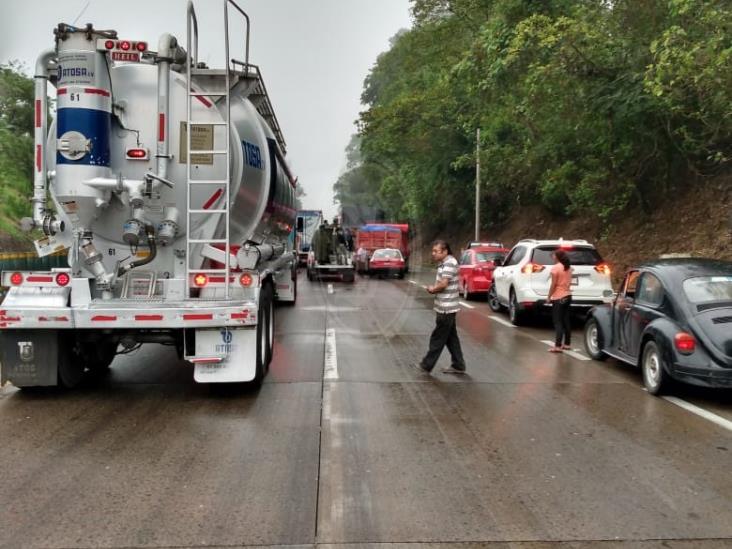 Lluvias y niebla provocan carambola en puente Metlác