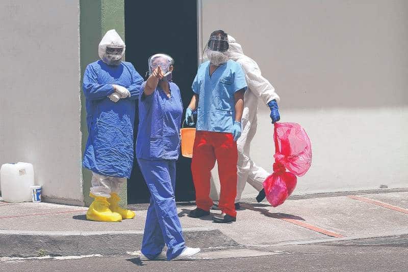 Médicos y enfermeras serán premiados como héroes de la patria