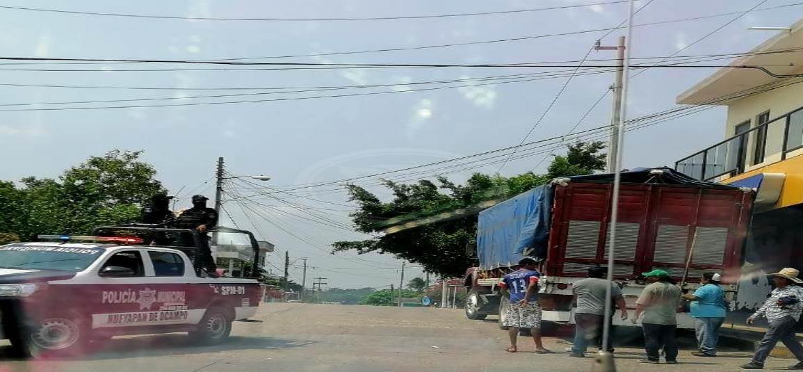 Policías de Hueyapan escolta camión cargado de cervezas hasta Oluta