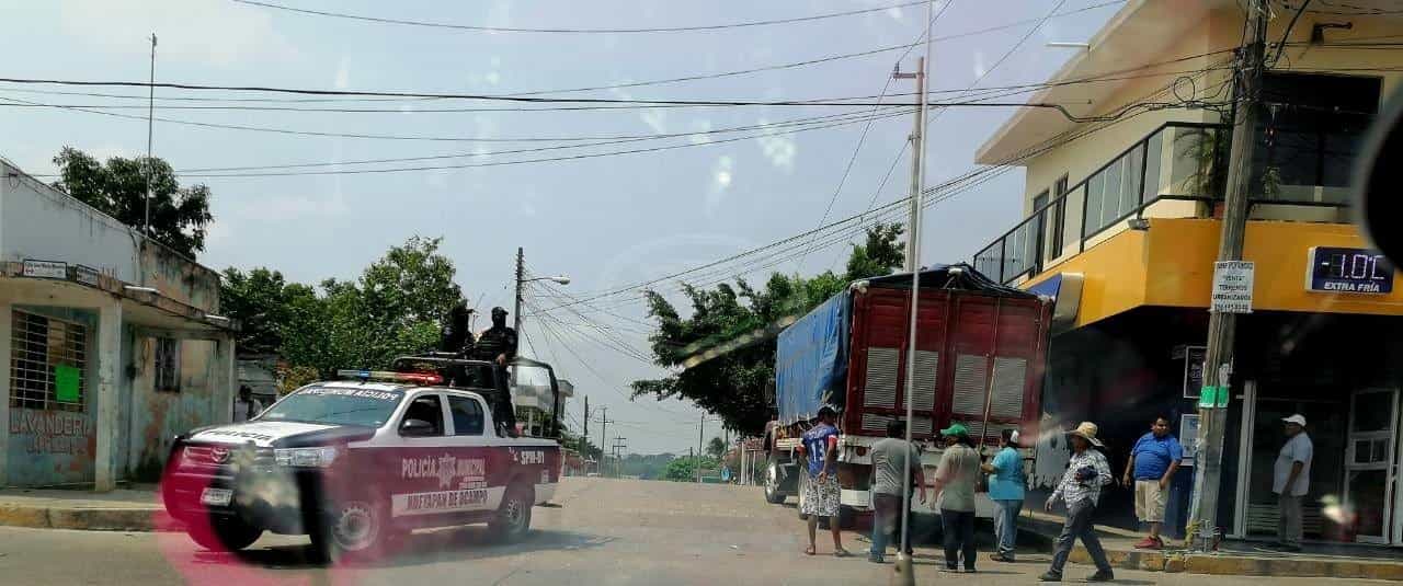 Policías de Hueyapan escolta camión cargado de cervezas hasta Oluta