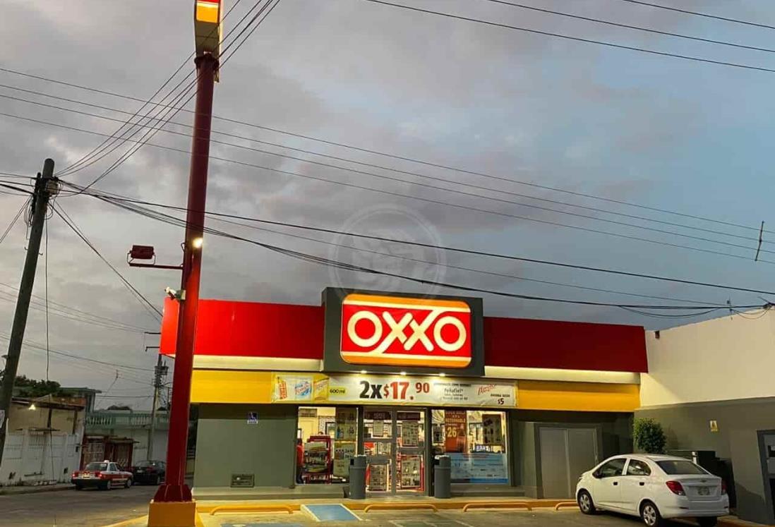 Par de hampones consuman robo en un Oxxo de Acayucan