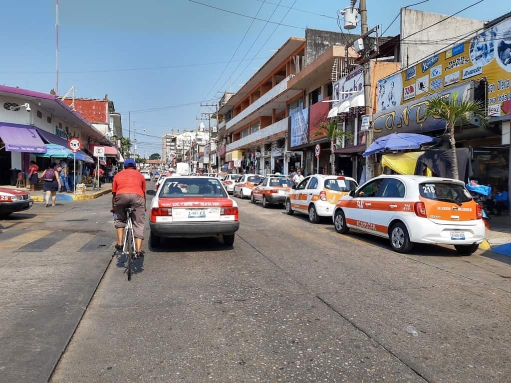 Falla operativo de TP para retirar sitio de taxis en Acayucan