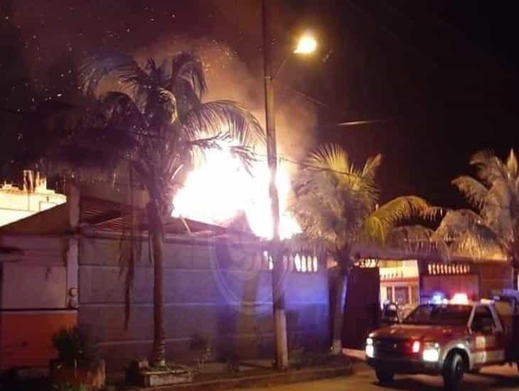 Se incendia palapa en la colonia Vistalmar de Coatzacoalcos