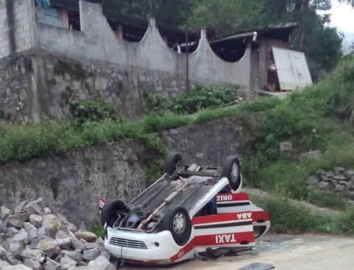 Volcadura de taxi de Orizaba deja dos lesionados y daños materiales