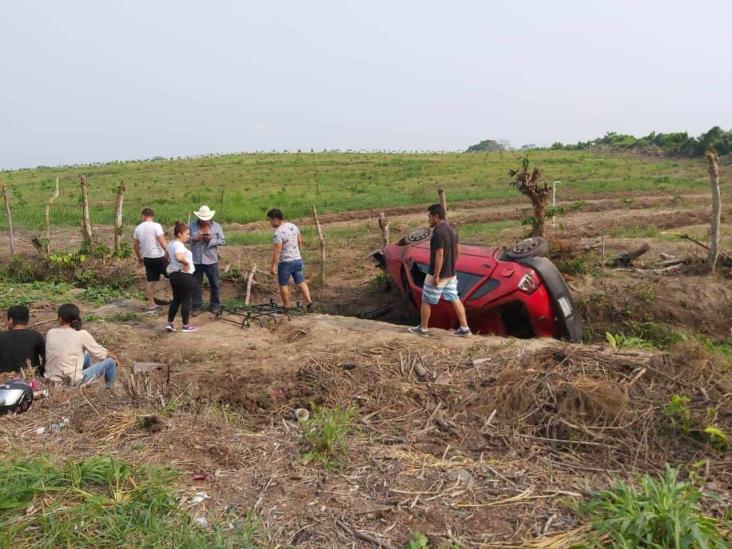 Aparatosa volcadura en El Cortijo deja solo daños materiales