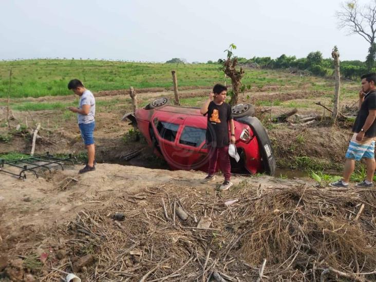 Aparatosa volcadura en El Cortijo deja solo daños materiales