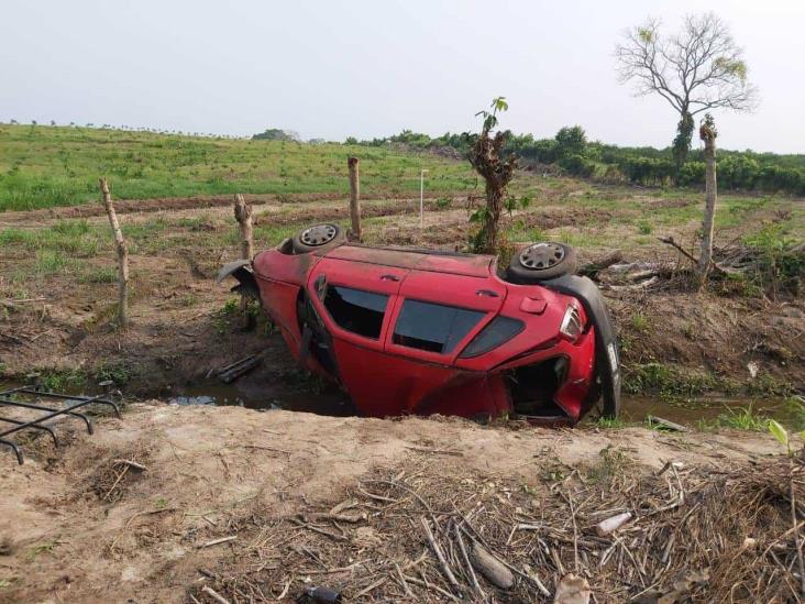 Aparatosa volcadura en El Cortijo deja solo daños materiales