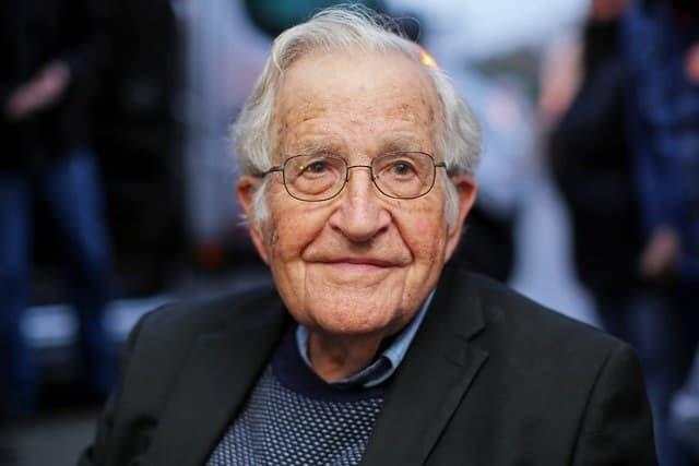 EU va al abismo sin un plan contra el Covid-19: Chomsky