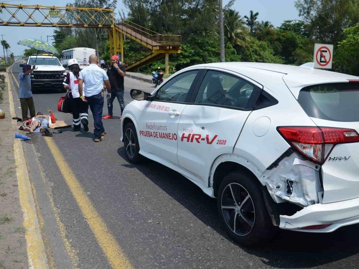 Se registra accidente entre motociclista y vehículo de agencia en carretera federal