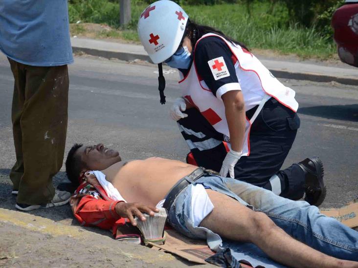 Se registra accidente entre motociclista y vehículo de agencia en carretera federal