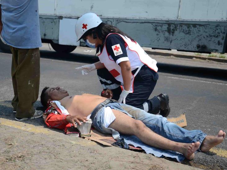 Se registra accidente entre motociclista y vehículo de agencia en carretera federal