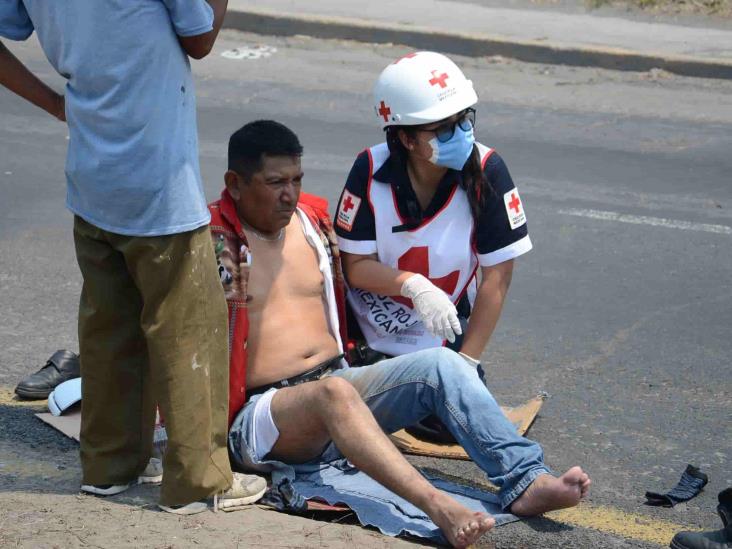 Se registra accidente entre motociclista y vehículo de agencia en carretera federal