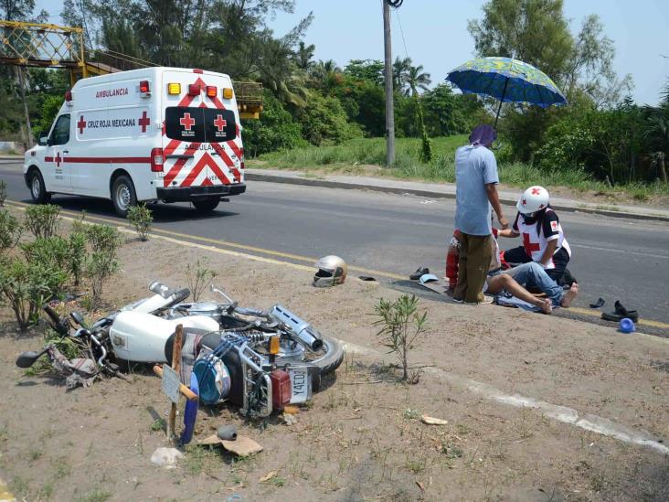 Se registra accidente entre motociclista y vehículo de agencia en carretera federal