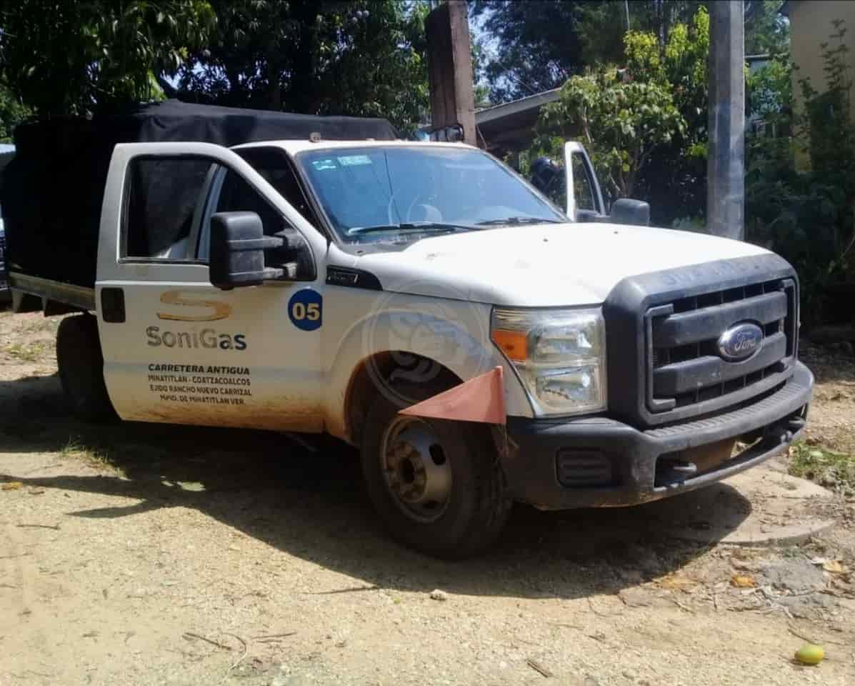 Abandonan camioneta con 4 mi litros de hidrocarburo en Texistepec