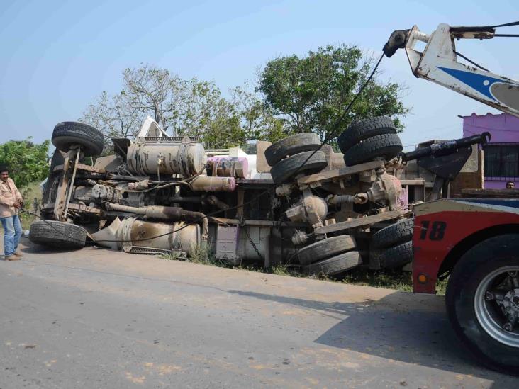 Camión de carga vuelca tras tener accidente en autopista Veracruz-Córdoba