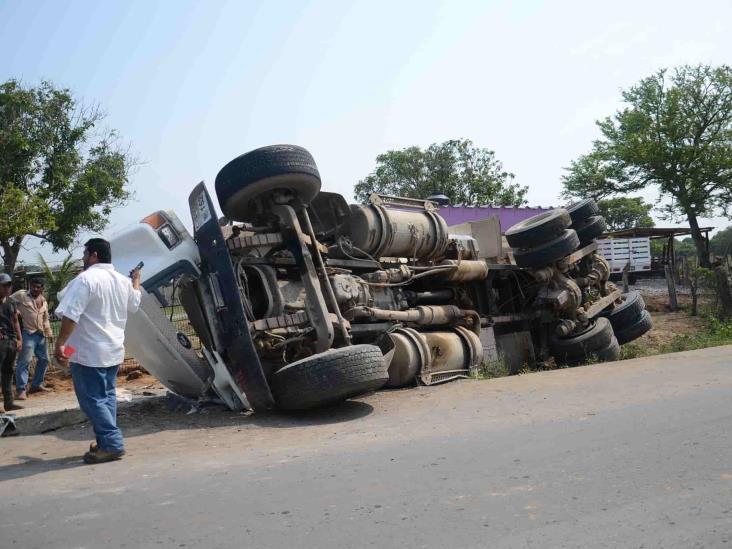 Camión de carga vuelca tras tener accidente en autopista Veracruz-Córdoba