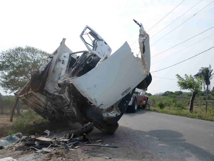 Camión de carga vuelca tras tener accidente en autopista Veracruz-Córdoba