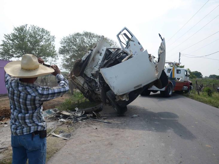 Camión de carga vuelca tras tener accidente en autopista Veracruz-Córdoba