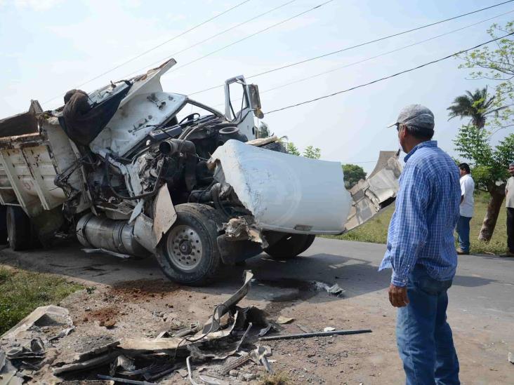 Camión de carga vuelca tras tener accidente en autopista Veracruz-Córdoba