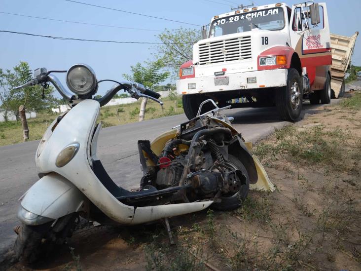 Camión de carga vuelca tras tener accidente en autopista Veracruz-Córdoba