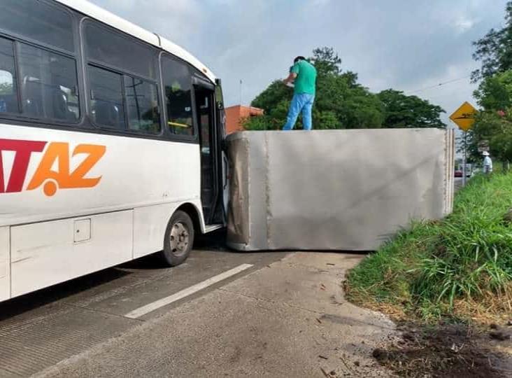 Camioneta queda volcada en carretera Las Trancas-Coatepec; deja 5 heridos