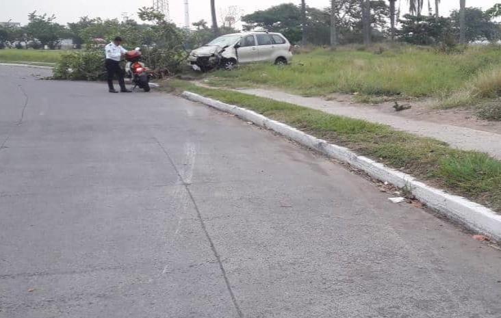 Conductor choca su camioneta y la abandona en Medellín de Bravo