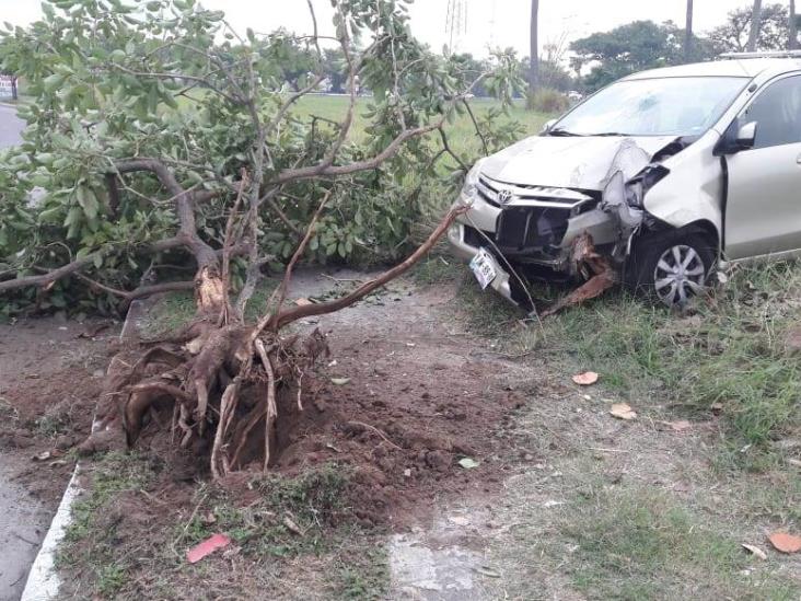 Conductor choca su camioneta y la abandona en Medellín de Bravo