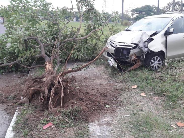 Conductor choca su camioneta y la abandona en Medellín de Bravo