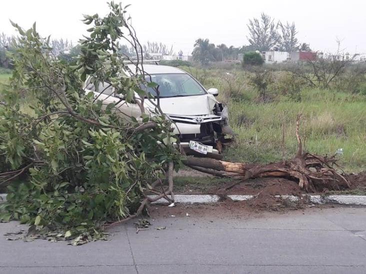 Conductor choca su camioneta y la abandona en Medellín de Bravo