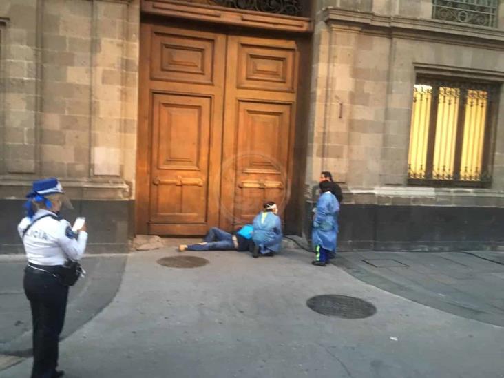 Hombre con COVID-19 se manifiesta afueras del Palacio Nacional