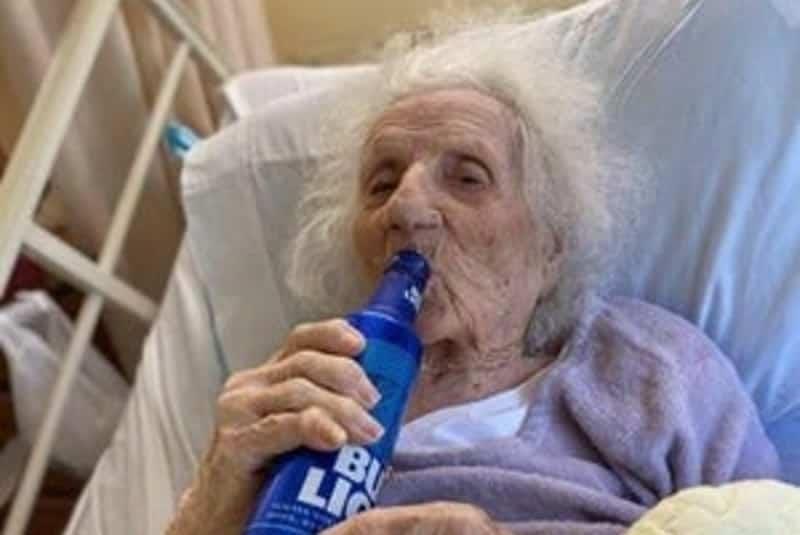 Abuelita de 103 años celebra con una cerveza que venció al coronavirus