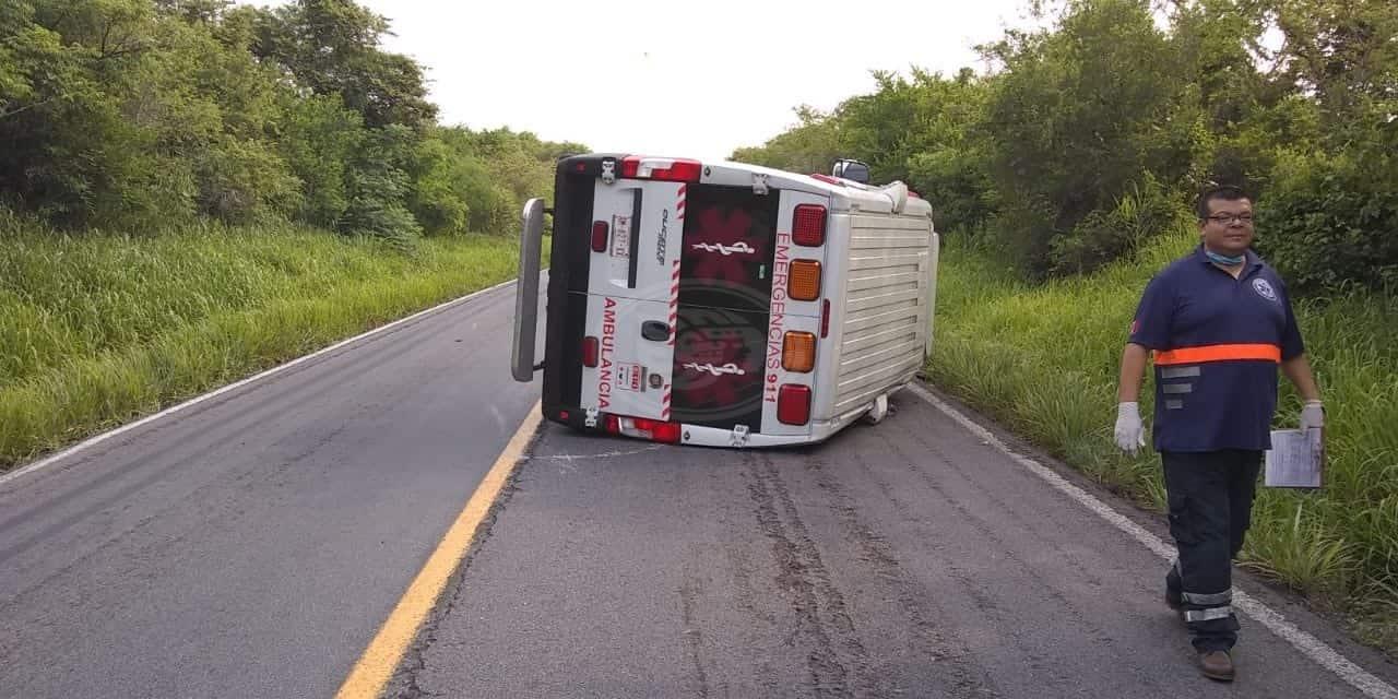 Vuelca ambulancia en carretera federal 180 Matamoros-Puerto Juárez