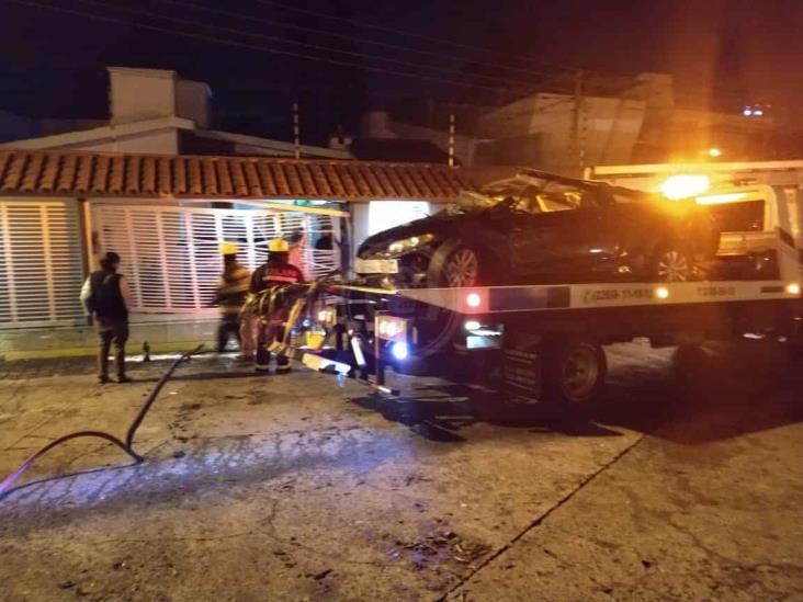 Hombre muere prensado tras estrellar su vehículo en domicilio de Xalapa