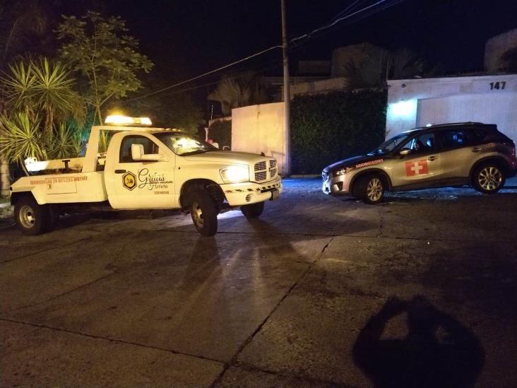 Hombre muere prensado tras estrellar su vehículo en domicilio de Xalapa