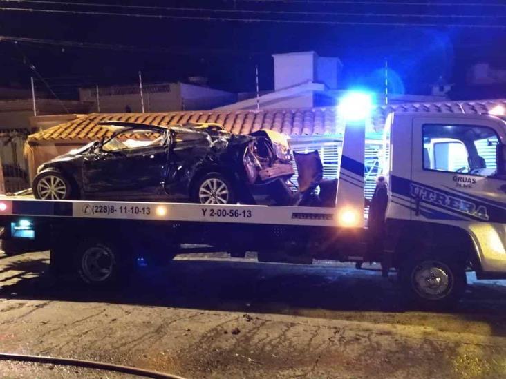 Hombre muere prensado tras estrellar su vehículo en domicilio de Xalapa