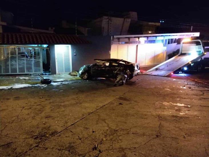 Hombre muere prensado tras estrellar su vehículo en domicilio de Xalapa