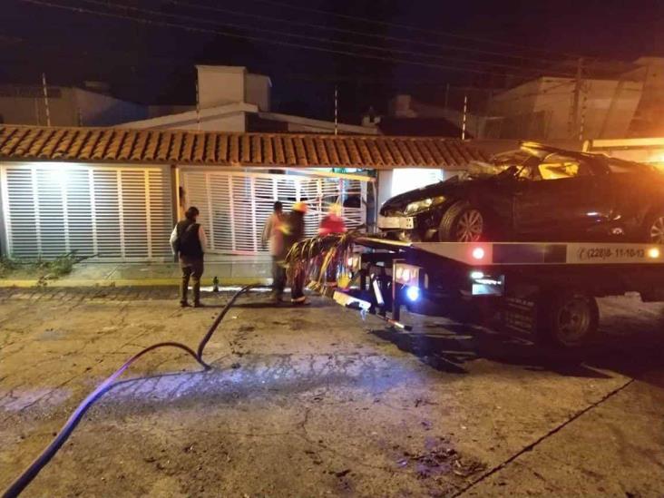 Hombre muere prensado tras estrellar su vehículo en domicilio de Xalapa