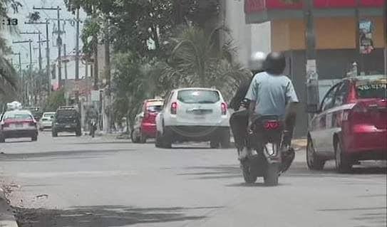 Sujetos roban en motocicleta en Fraccionamiento Laguna Real; vecinos piden apoyo