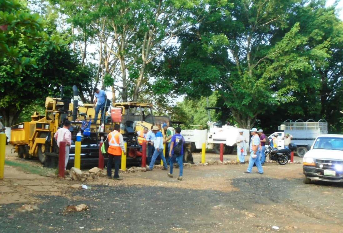 Transportistas retienen a compañía constructora en Soteapan