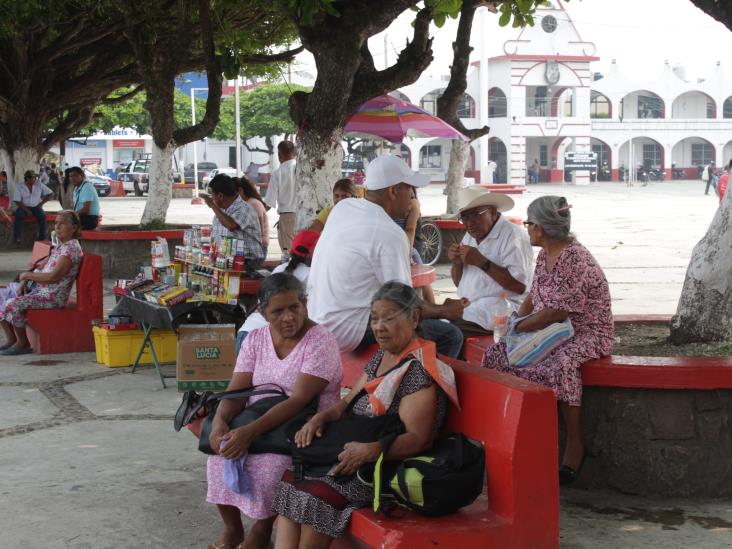 Ambulantes y choapenses se aglomeran en parque Benito Juárez