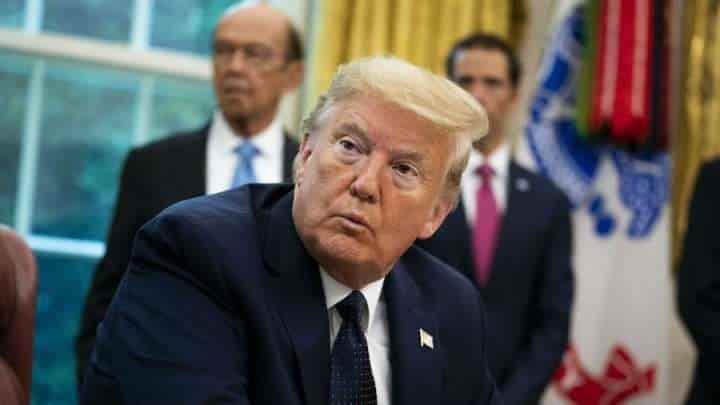 Trump firma orden ejecutiva que prohibe técnicas de estrangulamiento