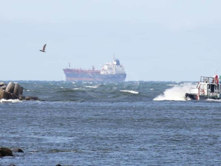 Por efectos de Amanda, barcaza Phoenix atracó en el Puerto de Coatzacoalcos