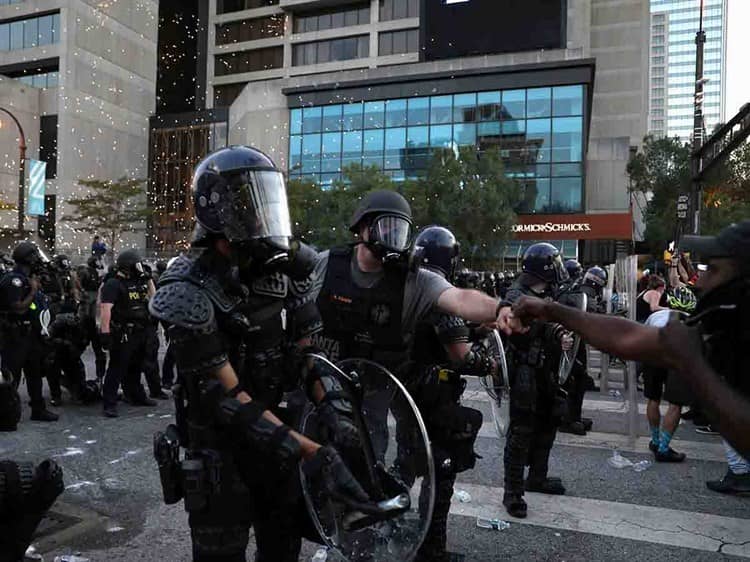 Policías se arrodillan ante manifestantes por muerte de Floyd