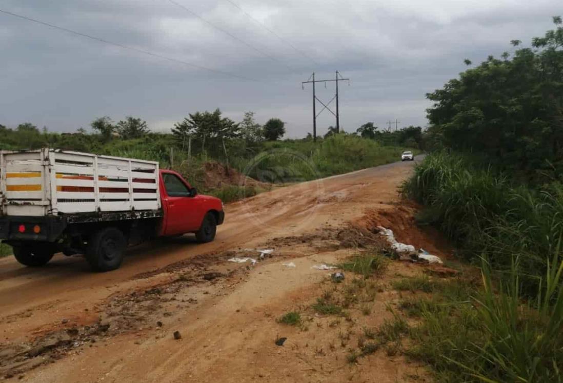 Se socava tramo carretero de Ixhuatlán del Sureste