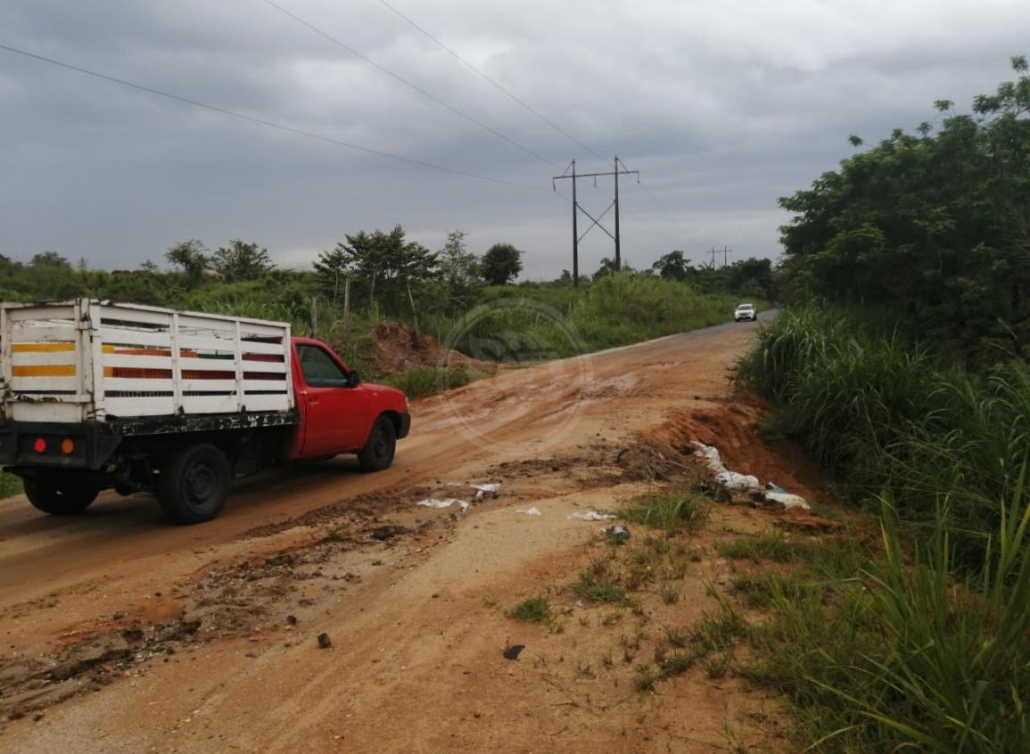 Se socava tramo carretero de Ixhuatlán del Sureste