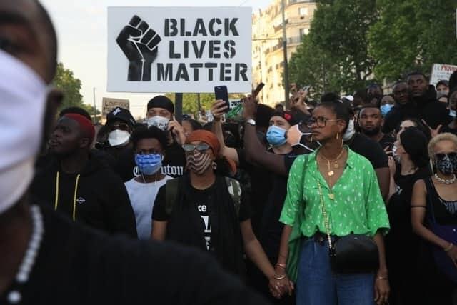 Miles desafían prohibición y protestan en París contra la violencia policial