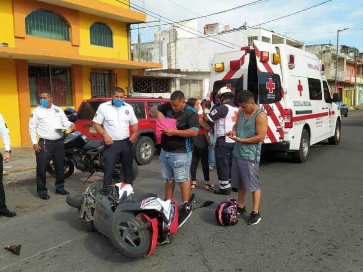 Motociclista termina impactada por taxista en calles céntricas de Veracruz