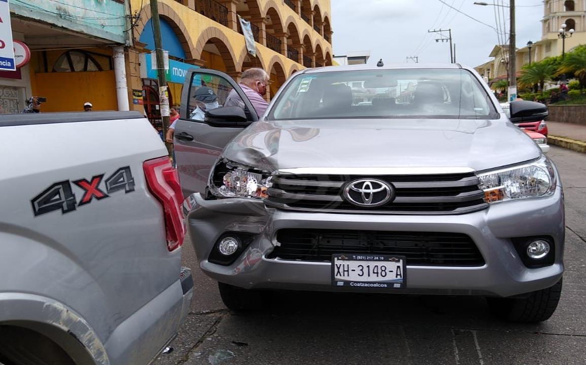 Chocan camioneta en pleno centro de Acayucan; un lesionado